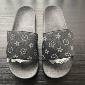 Classic sides with Black and Gray monogram size 45 EU Slide Sandals